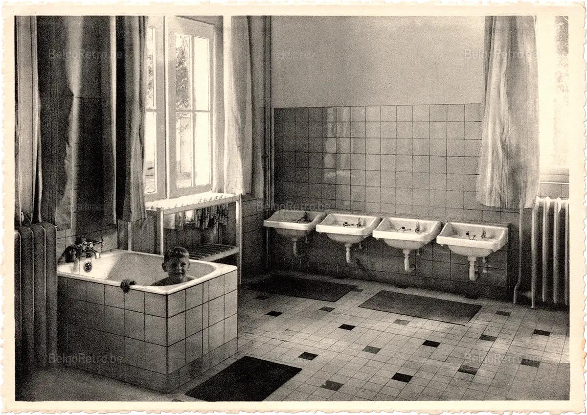  Œuvre Nationale de l’Enfance Colonie de Cortil-Noirmont Section des Petits : Salle d’hygiène.  Photo A. Hoc Gembloux  Ern. Thill, Bruxelles 