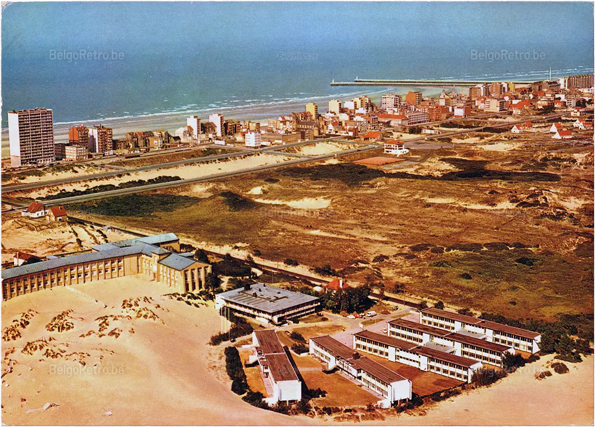  GROENENDIJK-OOSTDUINKERKE ’’MONT-DES-DUNES’’ Home des Mutualités Neutres ’’HOGE DUIN’’ Home van de Onzijdige Mutualiteiten Vue aérienne Luchtopname  N. VN./77.039  © Uitg. VAN MIEGHEM A. - Oostende - 059 - 708622 