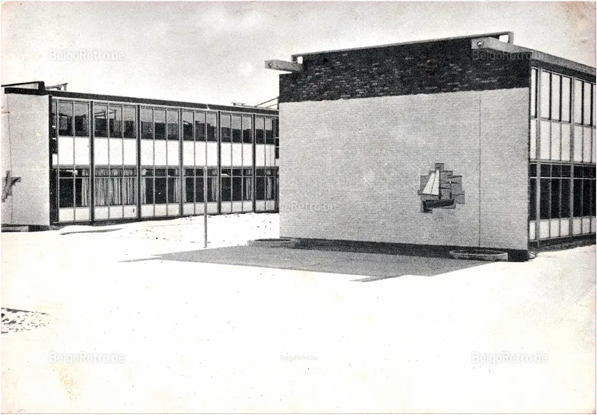  ’’Mont-des-Dunes’’ ’’Hoge Duin’’ OOSTDUINKERKE Vue partielle des bâtiments ’’Mouette’’ et ’’Voilier’’ Gedeeltelijk zicht van de gebouwen ’’Zeemeeuw’’ en ’’Zeiler’’.   Imprimé en Belgique 