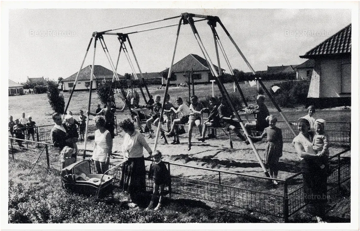   Vacantiecentrum - Centre de Vacances ’’Zon en Zee’’ WESTENDE Tel. (058)234.90 Paviljoenen en kinderspelen Pavillons et jeux d’enfants  Uitgave ’’MESS’’ Driekroezen - Brugge 