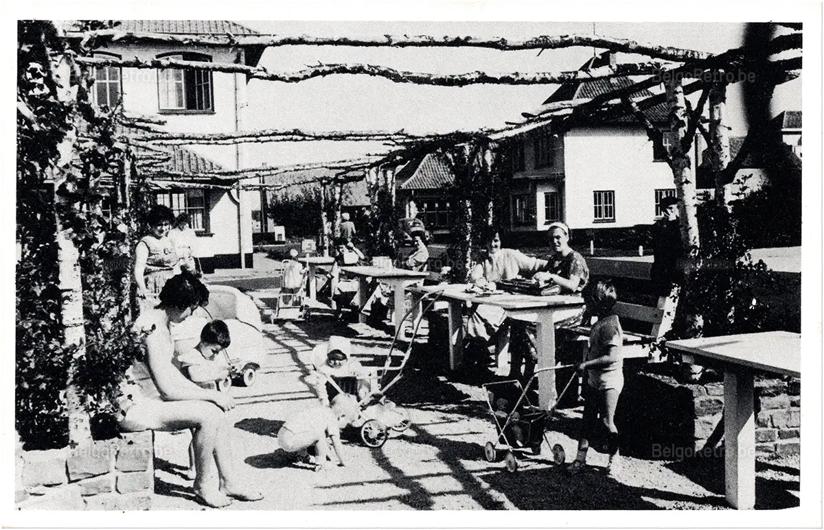   Vacantiecentrum - Centre de Vacances ’’Zon en Zee’’ WESTENDE Tel. (058)234.90 Secretariaat en Directie Secrétariat et direction  Uitgave ’’MESS’’ Driekroezen - Brugge 