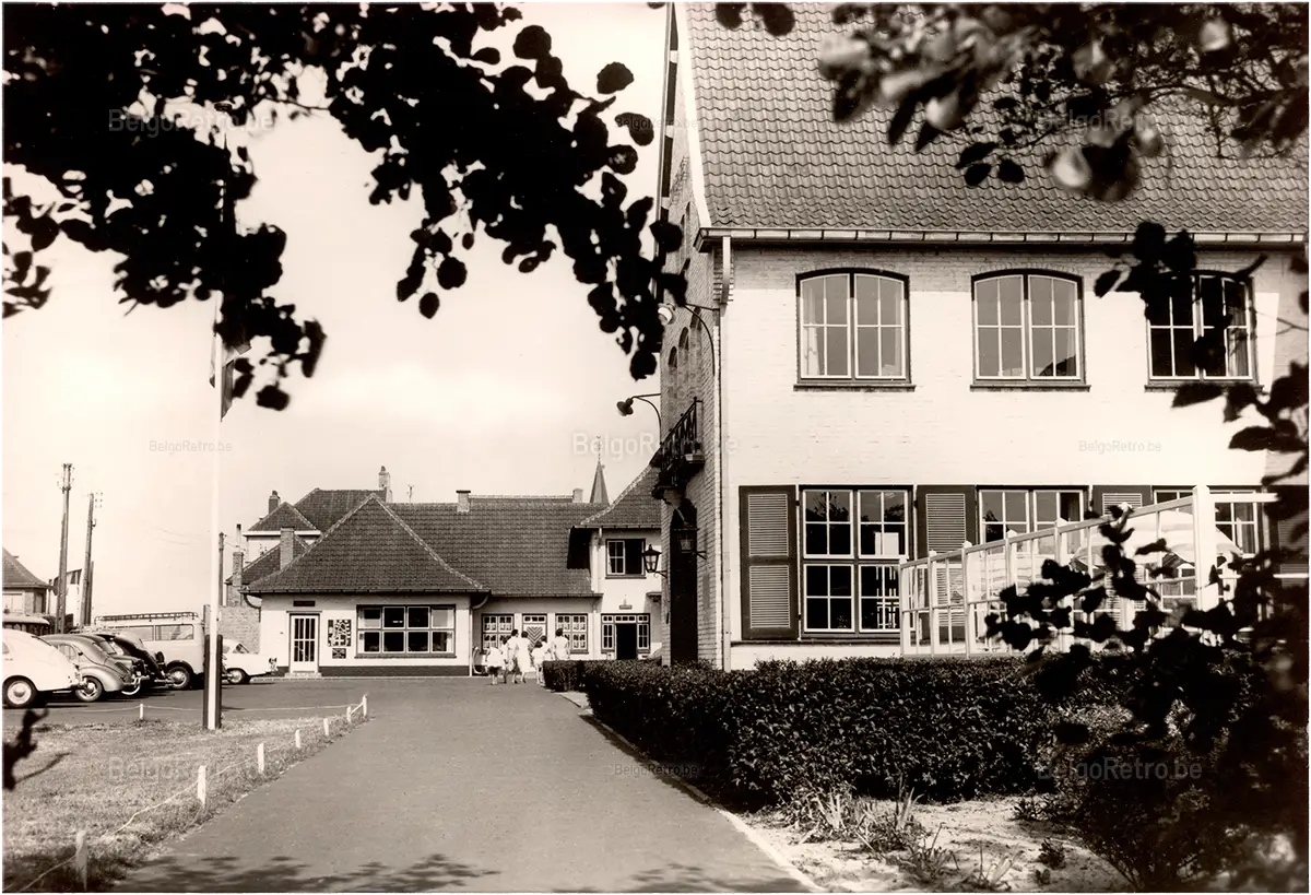   Vacantiecentrum - Centre de Vacances ’’ZON en ZEE’’ Westende - Tél. : (0.58) - 234.90 Hoofdgebouw en secretariaat Bâtiment central et secrétariat  Les Editions ’’Arduenna’’ à Marche en Famenne Photo Clém. Dessart - Reprod. Interd. 