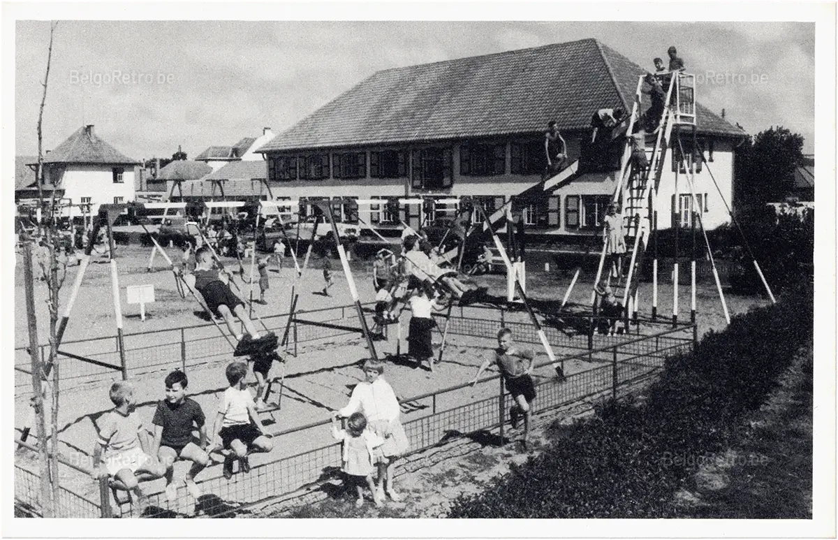   Vacantiecentrum - Centre de Vacances ’’Zon en Zee’’ WESTENDE Tel. (058)234.90 Groot paviljoen (kinderspelen) Grand pavillon (jeux d’enfants)  Uitgave ’’MESS’’ Driekroezen - Brugge 