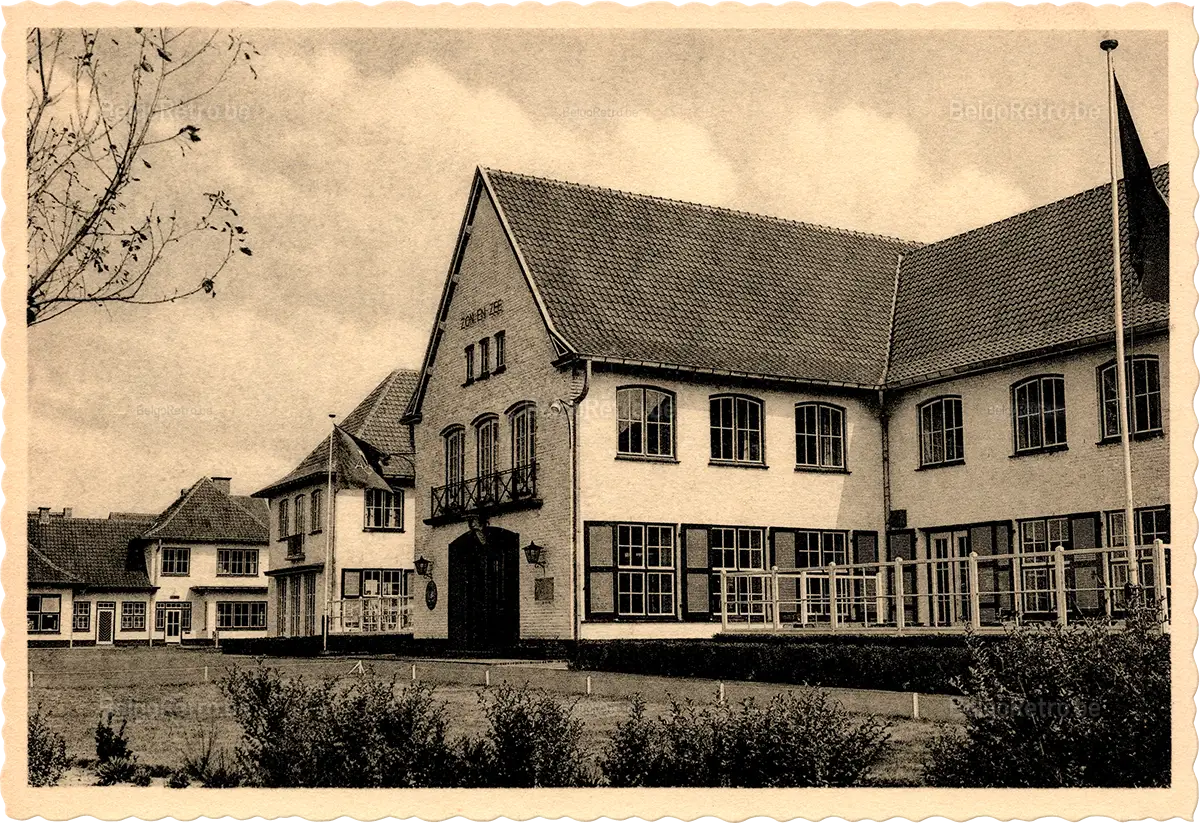   Vacantiecentrum ’’ZON en ZEE’’ V.Z.W.B. WESTENDE Tel. : Nieuwpoort 234.90 Hoofdgebouw : voorzijde Bâtiment central : façade  Les Editions ’’Arduenna’’, à Marche en Famenne Photo Clém. Dessart - Reprod. Interd. 