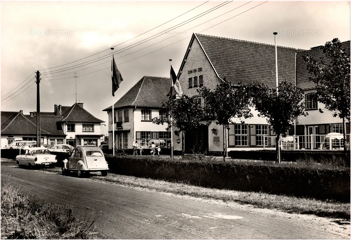  Vakantiecentrum - Centre de Vacances ’’ZON EN ZEE’’ Westende - Tel. (0.58) - 234.90 Hoofdgebouw, Voorkant Bâtiment central, - façade  Les Editions ’’Arduenna’’ à Marche en Famenne Photo Clém. Dessart - Reprod. Interd 