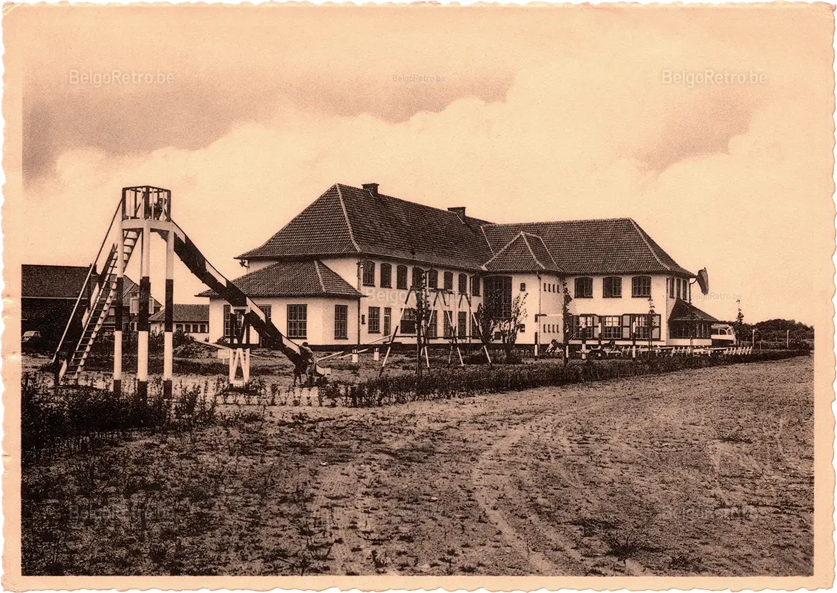   Vacantiecentrum der Christelijke Werkliedenorganisatie van West-Vlaanderen ’’ZON EN ZEE’’ V.Z.W.B. WESTENDE Hoofdgebouw en speelplein. Bâtiment central et plaine de jeux.  Ern. Thill, Bruxelles 