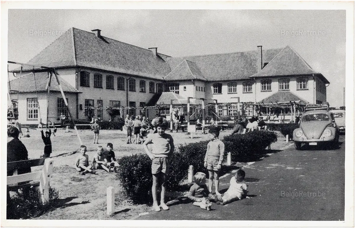   Vacantiecentrum - Centre de Vacances ’’Zon en Zee’’ Westende Tel. (058) 234.90 Hoofdgebouw achterkant Bâtiment centrale-arrière  Uitgave ’’MESS’’ Driekroezen - Brugge 