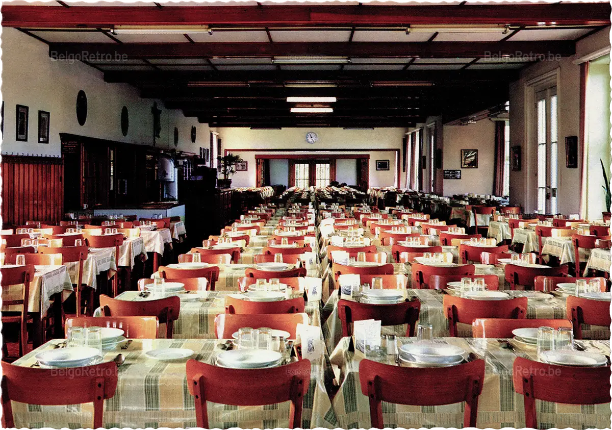   Vacantiecentrum - Centre de Vacances ’’ZON en ZEE’’ Westende - Tél. : (0 58) - 234.90 Partie façade du bâtiment central. Deel van voorkant hoofdgebouw.  Les Editions ’’Arduenna’’, à Marche en Famenne Photo Clém. Dessart - Reprod. Interd. 