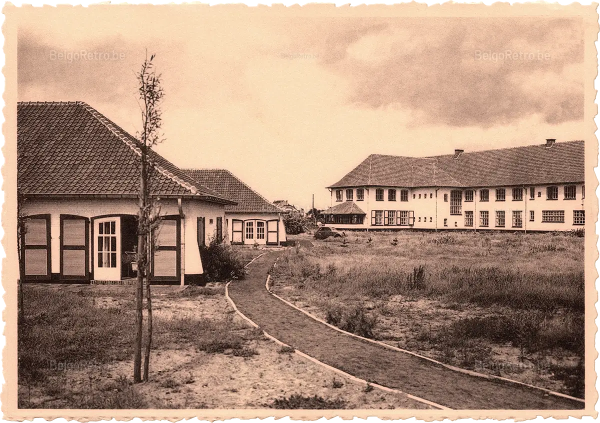   Vacantiecentrum der Christelijke Werkliedenorganisatie van West-Vlaanderen ’’ZON EN ZEE’’ V.Z.W.B. WESTENDE Paviljoenen en achterzijde hoofdgebouw. Pavillons et côté arrière du bâtiment central.  Ern. Thill, Bruxelles 