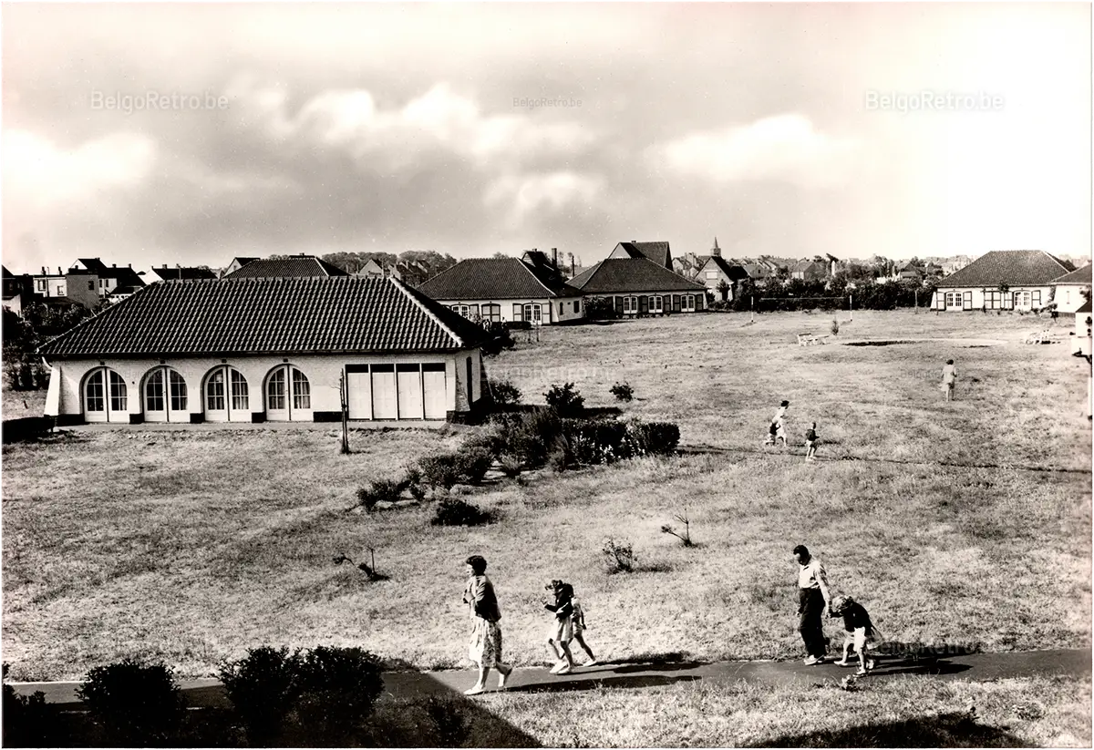   Vacantiecentrum - Centre de Vacances ’’ZON en ZEE’’ Westende - Tél. : (0.58) - 234.90 Gedeelte van het plein Vue partielle de la plaine  Les Editions ’’Arduenna’’, à Marche en Famenne Photo Clém. Dessart - Reprod. Interd. 