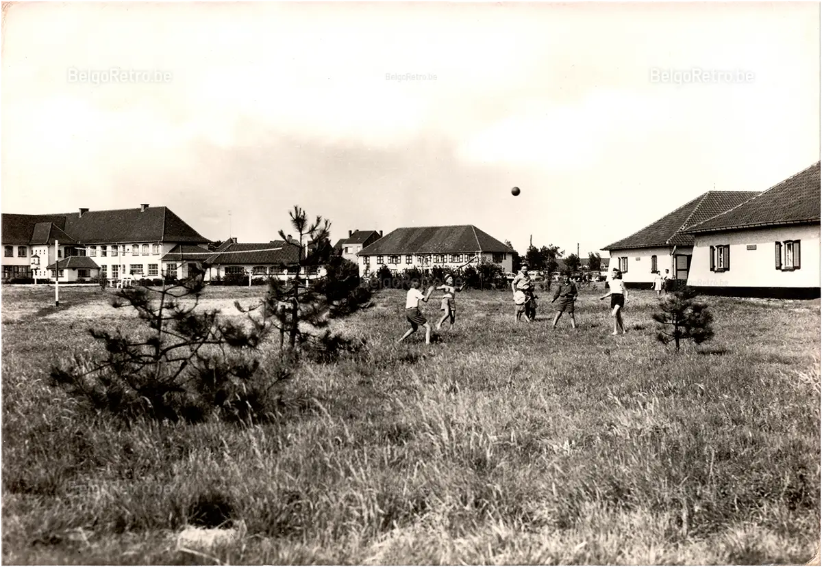   Vacantiecentrum - Centre de Vacances ’’ZON en ZEE’’ Westende - Tél. : (0 58) - 234.90 Hoofdgebouw, Achterkant en paviljoenen Bâtiment central arrière et pavillons  Les Editions ’’Arduenna’’, à Marche en Famenne Photo Clém. Dessart - Reprod. Interd. 