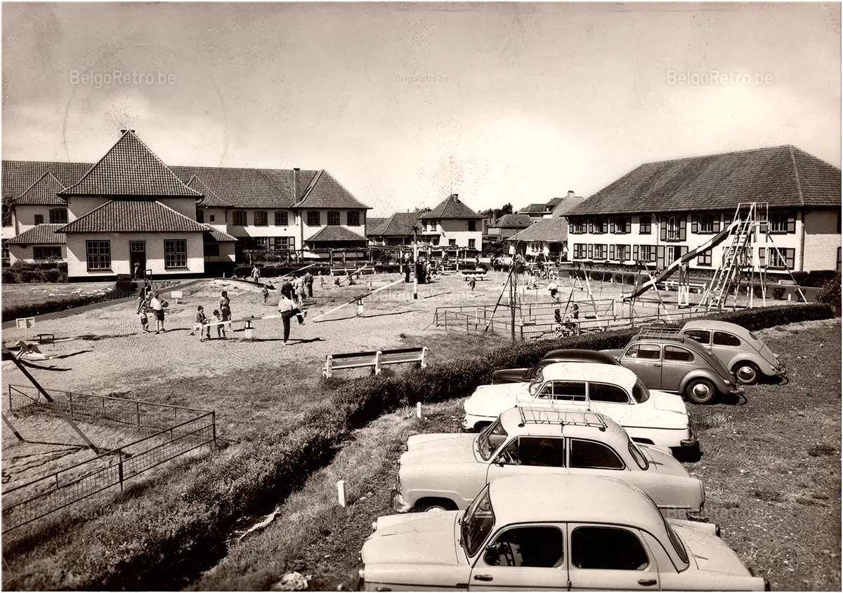   Vacantiecentrum - Centre de Vacances ZON en ZEE Westende - Tel. (058) 234.90 Hoofdgebouw, achterkant en Groot Paviljoen. Bâtiment central arrière et Grand Pavillon.  Bromophoto - Brussel 