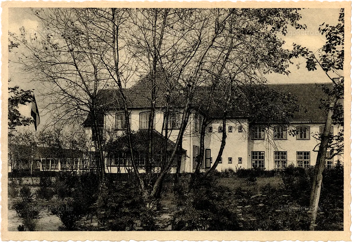   Vacantiecentrum ’’ZON en ZEE’’ V.Z.W.B. WESTENDE Tel. : Nieuwpoort 234.90 Hoofdgebouw : zuid-west kant Bâtiment central : côté sud-ouest  Les Editions ’’Arduenna’’, à Marche en Famenne Photo Clém. Dessart - Reprod. Interd. 